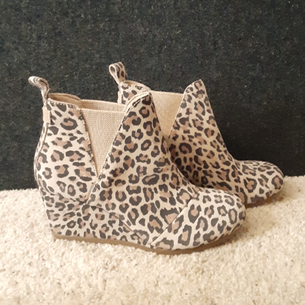 Tom's Leopard print suede wedge women's size 6 shoe